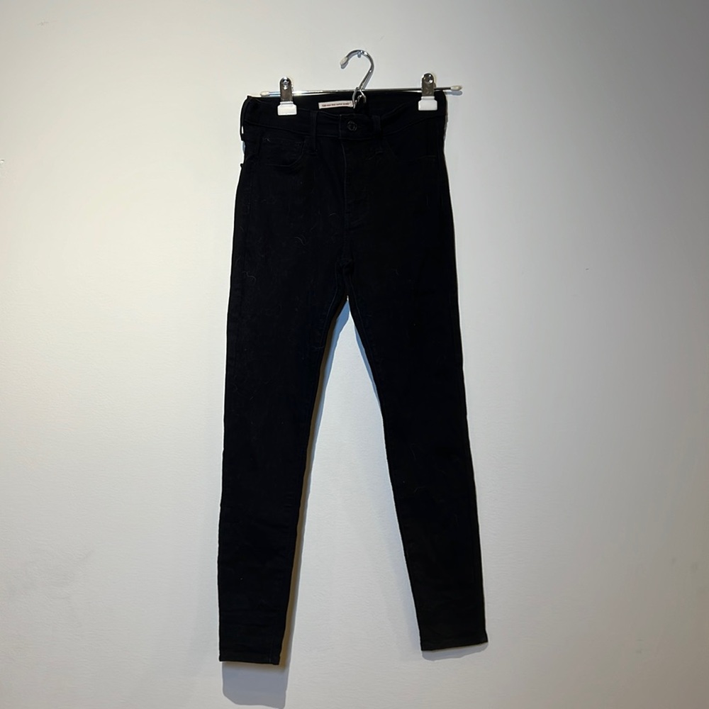 Black Levi’s 720 high rise super skinny.